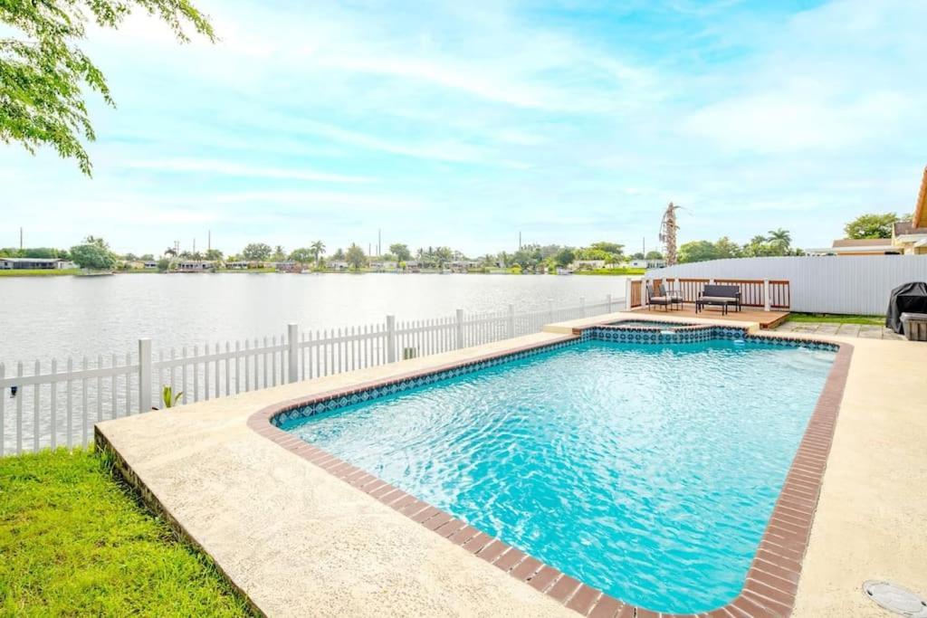 Stunning Lake-Front Villa With Pool & Spa Pembroke Pines Dış mekan fotoğraf