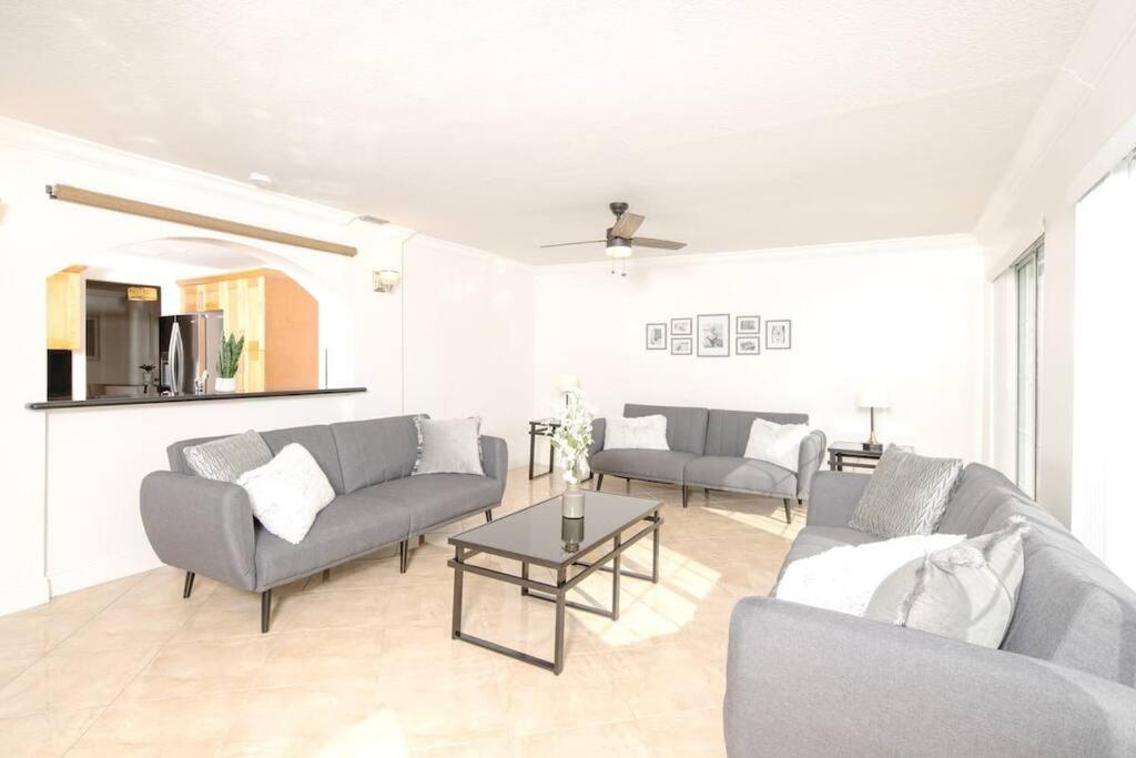 Stunning Lake-Front Villa With Pool & Spa Pembroke Pines Dış mekan fotoğraf