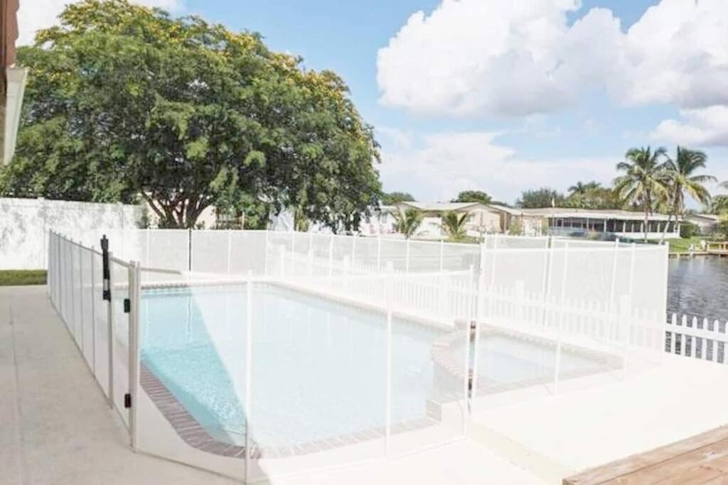 Stunning Lake-Front Villa With Pool & Spa Pembroke Pines Dış mekan fotoğraf
